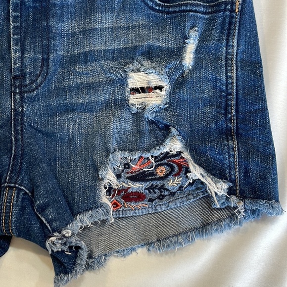 MAURICES Size 9/10 Distressed Denim Jean Shorts Embroidered Exposed Pockets - Picture 4 of 10